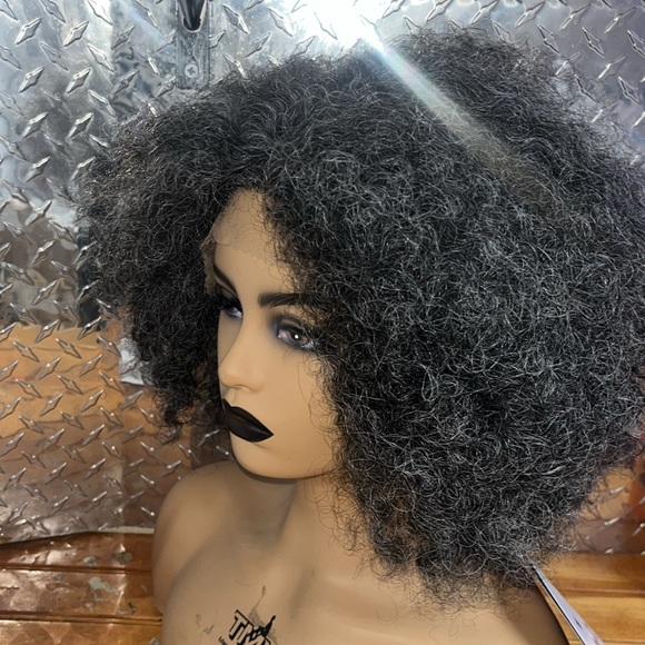 Gray pre parted lace front wig - Picture 4 of 8